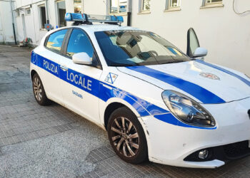 Un'auto della Polizia locale di Sassari