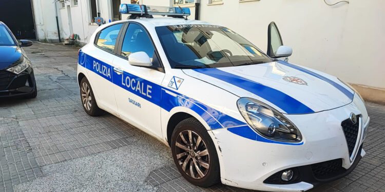 Un'auto della Polizia locale di Sassari