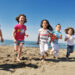 Bambini giocano sulla spiaggia. 📷 Depositphotos