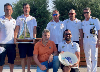 L'equipaggio vincitore del Campionato Italiano J24 con Simone Morelli, ufficiale in congedo della Marina Militare, e il Direttore Marittimo di Olbia, Giorgio Castronuovo