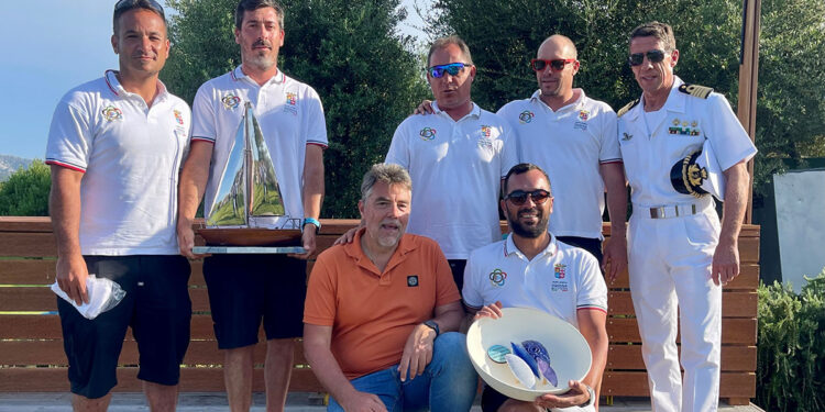 L'equipaggio vincitore del Campionato Italiano J24 con Simone Morelli, ufficiale in congedo della Marina Militare, e il Direttore Marittimo di Olbia, Giorgio Castronuovo