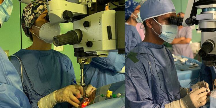 I chirurghi oculisti impegnati in un intervento al microscopio