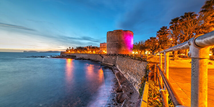 Tramonto sul lungomare di Alghero. ? Depositphotos