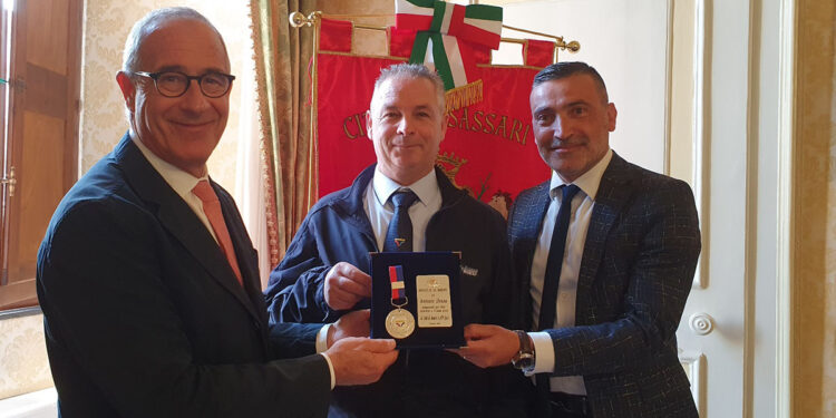 Consegna riconoscimento al signor Antonio Denau