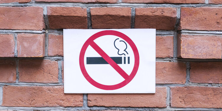 Divieto di fumo su muro. ? Depositphotos