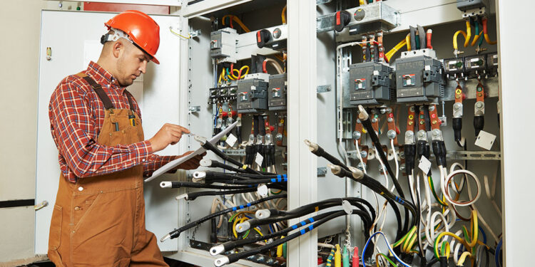 Ingegnere elettricista. ? Depositphotos