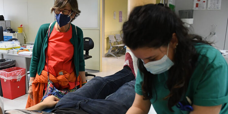 La professoressa con uno studente che dona il sangue a Sassari