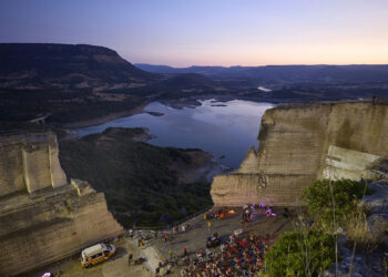 Menzioni speciali per due figure di primo piano della letteratura contemporanea. Il concorso letterario nazionale “Forum Traiani” omaggia Gavino Ledda, autore di una delle opere più iconiche del nostro tempo, il libro “Padre padrone”, e la poetessa portoghese Sophie De Mello Breyner Andresen, scomparsa nel 2004, riscoperta e apprezzata anche nel nostro Paese. La giuria ha scelto di premiare due percorsi culturali che hanno forti radici identitarie: quello di Gavino Ledda, fatto di racconti, poesie, ma anche di cinema e quello di Sophie De Mello Breyner Andresen, suggellato con “Il giardino di Sophia” (cura e traduzione di Roberto Maggiani, Il Ramo e la Foglia Edizioni, Roma). Stabiliti anche i vincitori delle diverse sezioni: per la categoria narrativa Daria De Pellegrini con “La bambina sul davanzale”, per la poesia Paolo Valesio con “Il testimone e l’idiota” e per la saggistica Francesco Ottonello con “Franco Buffoni, un classico contemporaneo Eros, scientia e traduzione”. «Se Grazia Deledda fu la madre di ogni Sardegna ancorata a riconoscibili codici antropologici, quelli appunto di una civiltà agro-pastorale che coincideva con se stessa, se Salvatore Mannuzzu (in ciò discendente di Giuseppe Dessì), viceversa, restava il figlio d’un disconoscimento di quei codici, Gavino Ledda ci appare già in Padre padrone lo scrittore d’un conflitto drammatico (“dramma patriarcale” lo chiama lui), d’una testimonianza lancinante, di un’offesa e di una perdita, altrettanto irreparabili, che ci arrivavano come l’eco dolorosissima di una catastrofe antropologica, della dissoluzione in corso di una civiltà». Così Massimo Onofri, presidente di giuria del Premio letterario nazionale Forum Traiani celebra la figura di Gavino Ledda, ricordando anche che «lo scrittore di Siligo è stato molto altro e molto di più: un glottologo e un linguista, un poeta che ha creato una lingua nuova e inaudita, un regista e un attore che ha trovato nel film Ybris (1984), ricavato dal romanzo Lingua di falce (1977), la sua felicissima sintesi, il suo misterioso ideogramma, la sua restituzione simbolica del mondo». È Monica Farnetti, membro della giuria, a tracciare il profilo della scrittrice portoghese Sophie De Mello Breyner Andresen: «La sua poesia è di radice insieme atlantica e mediterranea, classica e cristiana, librata sulla verticale fra cielo e terra e dotata dello stesso immenso respiro dei poeti da lei prediletti e tradotti, che sono nientemeno che Dante e Shakespeare. La sua è stata una costante e profonda ricerca di giustizia e partecipazione alla sfera sociale e pubblica. La sua platea di lettori e lettrici le restituisce oggi, postumi, gli onori che ha mancato di assicurarle in vita, riconoscendola in tutta la sua grandezza di pensatrice, di poeta e di essere umano». A ottenere il primo posto nella sezione narrativa del Premio letterario, dopo la selezione iniziale e l’inserimento nella “cinquina” finale, è stata “La bambina sul davanzale” (Brioschi Editore, Milano) di Daria De Pellegrini. Nata a Falcade in provincia di Belluno, l’autrice di diversi romanzi e racconti ha vinto in passato il Gran Giallo Città di Cattolica e il Premio nazionale letteratura per l’infanzia “Sardegna”. Secondo posto per “C’è stato forse un tempo. La storia dell’amore fra Nino e Bettina Caponnetto” (Edizioni Piagge, Firenze), di Massimo Caponnetto, mentre il libro terzo classificato è “Notturno barocco. Il tesoro di Caffarelli” (Colonnese Editore, Napoli) di Domenico Sapio. Nella sezione dedicata alla poesia a spuntarla è stato il bolognese Paolo Valesio con “Il testimone e l’idiota” (La Nave di Teseo, Milano). Professore emerito all’Università di Columbia a New York, Valesio ha esordito alla fine degli anni Settanta come narratore e poeta. Ha vinto il Premio San Vito e il Premio Speciale della Giuria al Premio Letterario Camaiore. Secondo posto per “Tempo d’opera” (Il Ramo e la Foglia Edizioni, Roma) di Alberto Toni e terzo per “Avrei voluto scarnire il vento” (Compagnia dei Santi Bevitori, Pistoia) di Grazia Frisina. Per quanto riguarda la saggistica il primo posto lo ottiene Francesco Ottonello con l’opera “Franco Buffoni un classico contemporaneo. Eros, scientia, traduzione” (Pensa Multimedia Editore, Lecce). Ottonello Ha pubblicato articoli e recensioni per riviste di settore, ha coordinato un convegno su Pasolini, al quale ha dedicato anche una monografia. Il suo principale ambito di ricerca verte sulla ricezione greca e latina nella letteratura italiana. Secondo gradino del podio per “Storia della malaria in Italia” (Carocci Editore, Roma) di Gilberto Corbellini e terzo per “Rapsodie del tempo. Culti cosmici e fughe dal mondo nella sapienza antica” (Delphi Edizioni) di Alessandro Mazzucchelli e Marco Bracali. «I riconoscimenti a due grandi figure della letteratura internazionale impreziosiscono questa seconda edizione – sottolinea Mario Zedda, presidente del Premio e dell’Associazione Culturale Premio letterario nazionale Forum Traiani, organizzatrice dell’iniziativa – e siamo fieri che nomi così importanti come quelli di Gavino Ledda e Sophie De Mello Breyner Andresen vengano inseriti nel nostro Albo d’oro. Sinceri complimenti vanno anche ai tre vincitori delle sezioni, le cui opere sono state scelte al termine di un’accurata selezione. Dopo l’esordio dello scorso anno, l’interesse attorno alla manifestazione si sta consolidando. Basti pensare che sono stati ben 391 i libri arrivati da tutte le regioni d’Italia e da quattordici nazioni straniere, in rappresentanza di 137 Case Editrici. Un fermento positivo per il settore e per Fordongianus, un piccolo paese gioiello nel cuore della Sardegna che anche attraverso questo evento può continuare a promuovere la propria vocazione di centro culturale». La premiazione si svolgerà il 6 agosto nel suggestivo sito archeologico d’età romana di Forum Traiani. «Sarà un momento importante per tutto il territorio. Celebreremo la cultura – aggiunge Zedda – valorizzata anche grazie al supporto di una giuria tecnica di altissima qualità e un comitato scientifico di alto profilo». Monteleone Rocca Doria cava. ? Marco Ceraglia