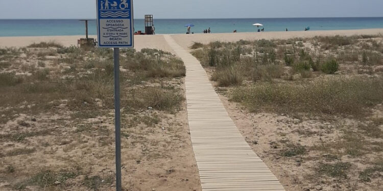 Nuova passerella al Poetto di Quartu