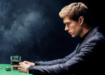 Ragazzo, gioco di carte. ? Depositphotos