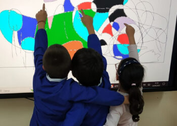 Studenti della Primaria di Sarroch al laboratorio di pittura MiE