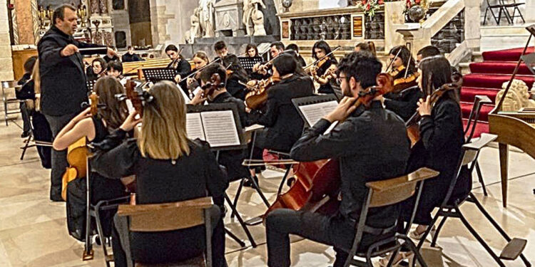 Un concerto dell'orchestra d'archi diretto da Mattia Rondelli