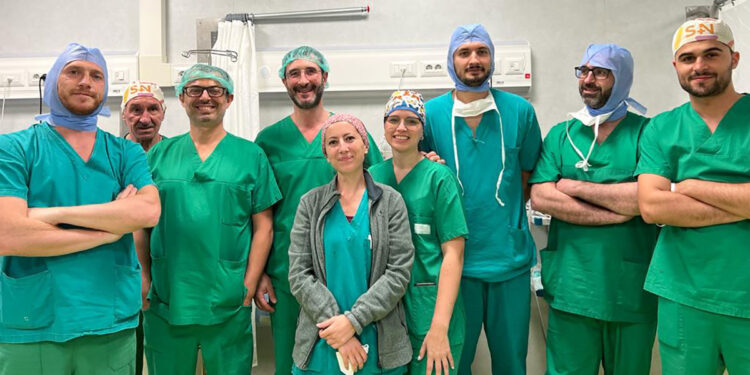 L’équipe del Policlinico Sassarese composta dagli ortopedici Fabio Ziranu, Ciriaco Meloni, Fabio Del Prete e Francesco Masia