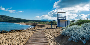 La spiaggia di Porto Ferro. 📷 Depositphotos