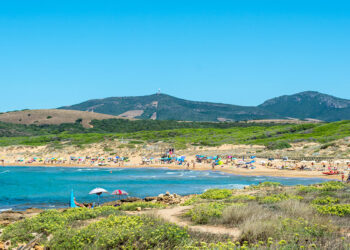 La spiaggia di Porto Ferro. ? Depositphotos