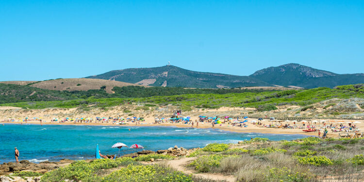 La spiaggia di Porto Ferro. ? Depositphotos