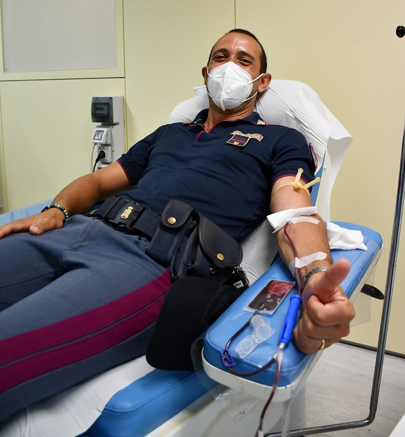 Agente Polstrada dona il sangue
