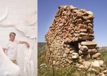 Dario Ghibaudo tra le sue opere (? Toropey Studio) e "La porta a levante. Ancora in piedi" (Nanni Angeli, 2023)