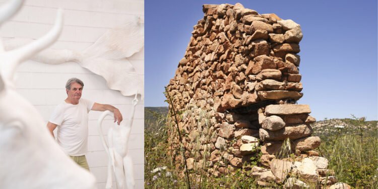 Dario Ghibaudo tra le sue opere (? Toropey Studio) e "La porta a levante. Ancora in piedi" (Nanni Angeli, 2023)