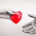 Donazione cuore mani. ? Depositphotos