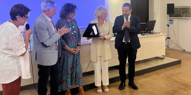 Elena Cattaneo premiazione Premio Stintino