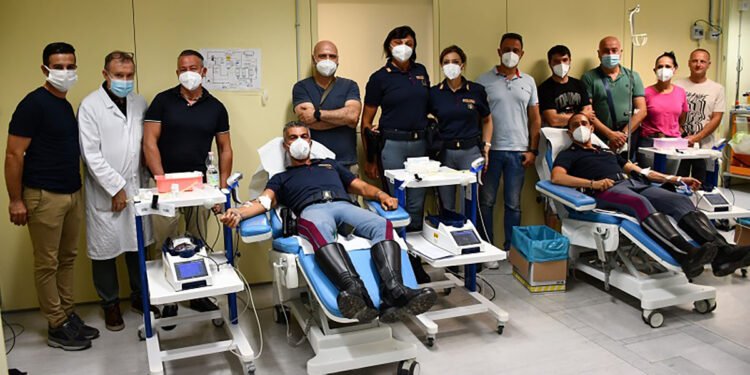 Foto gruppo Polstrada donazione sangue