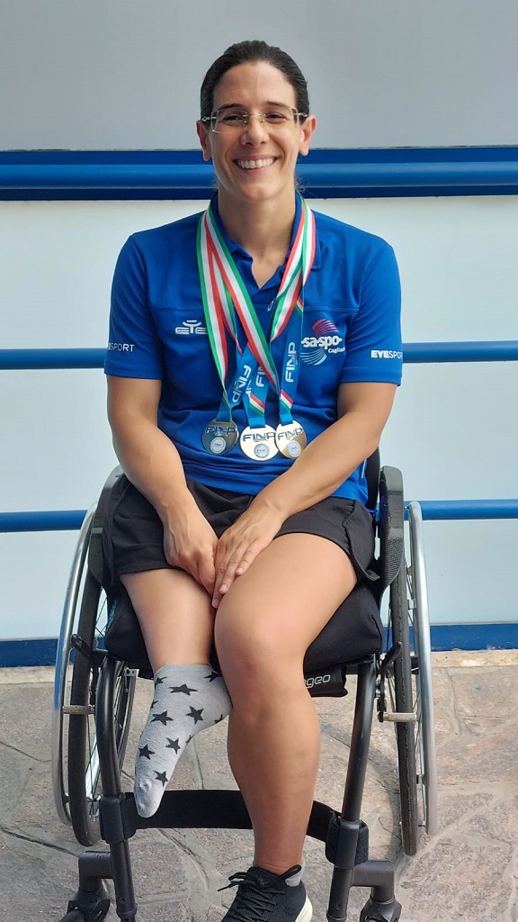 Francesca mostra le medaglie conquistate a Brescia