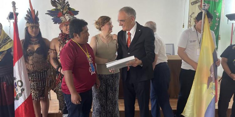 Il Sindaco di Quartu con il gruppo del Perù