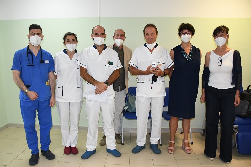 La donazione Holter, al centro con lo strumento Paolo Pinna Parpaglia, direttore del Pronto soccorso sassarese