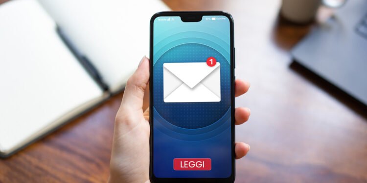 Mano smartphone messaggio. ? Depositphotos