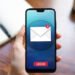 Mano smartphone messaggio. ? Depositphotos