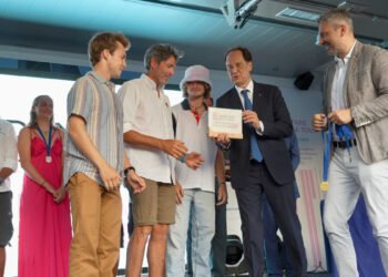 Marina Militare Nastro Rosa Tour 2023: Il Team Acone Associati premiato dal Ministro Ciriani