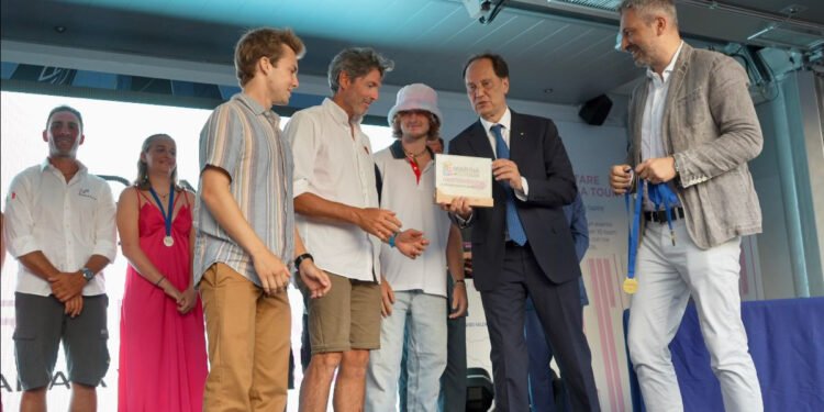 Marina Militare Nastro Rosa Tour 2023: Il Team Acone Associati premiato dal Ministro Ciriani