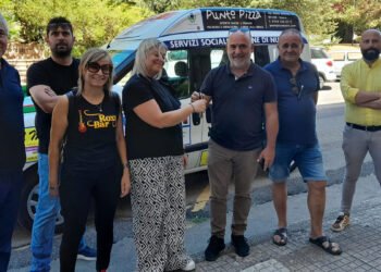 Nuoro, la consegna del Fiat Doblò ai Servizi Sociali del Comune