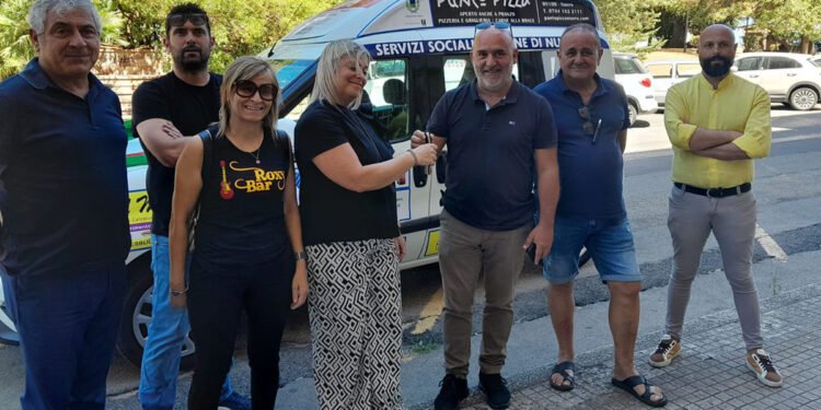 Nuoro, la consegna del Fiat Doblò ai Servizi Sociali del Comune