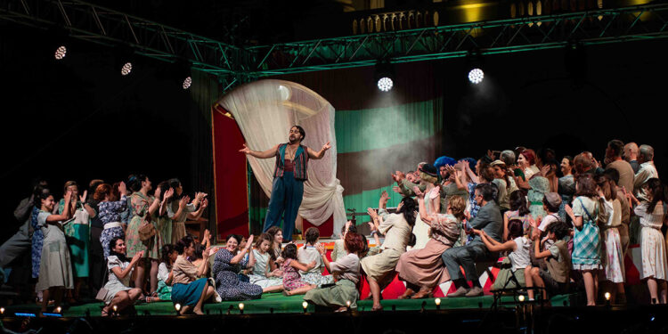 “Pagliacci” di Leoncavallo, allestimento dell’Ente de Carolis, in piazza d’Italia a Sassari