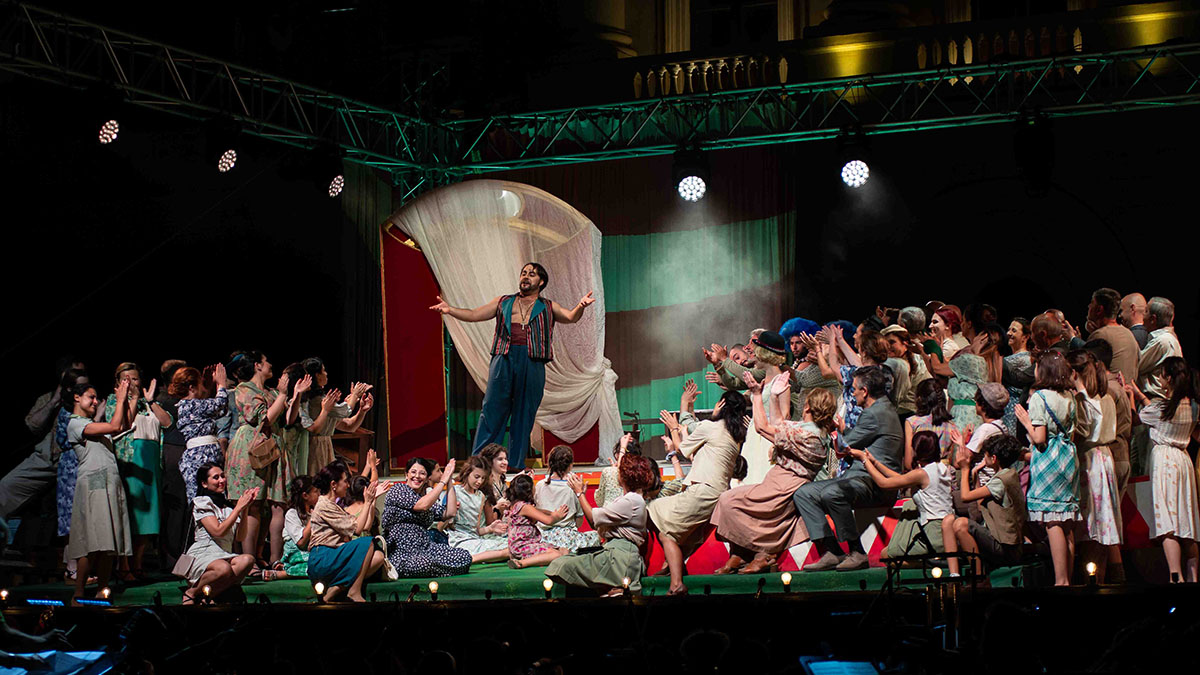 “Pagliacci” di Leoncavallo, allestimento dell’Ente de Carolis, in piazza d’Italia a Sassari