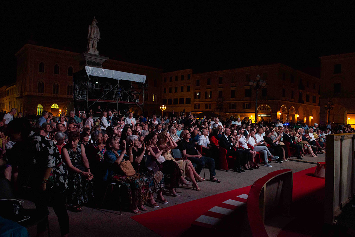 “Pagliacci” di Leoncavallo, allestimento dell’Ente de Carolis, in piazza d’Italia a Sassari