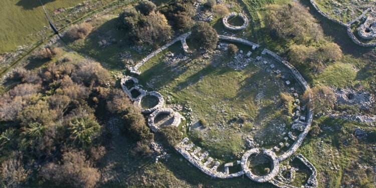 Santuario nuragico di Santa Vittoria a Serri - Recinto delle feste. ? Consorzio turistico dei laghi. License: CC BY-NC-SA