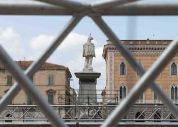 La torre regia dell’opera “Pagliacci” di Leoncavallo. 📷 Elisa Casula