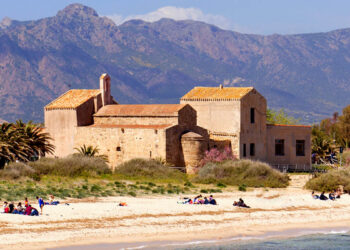 Spiaggia di Nora e chiesa di Sant'Efisio. ? Tramont_ana | Shutterstock. License: CC BY-NC-SA