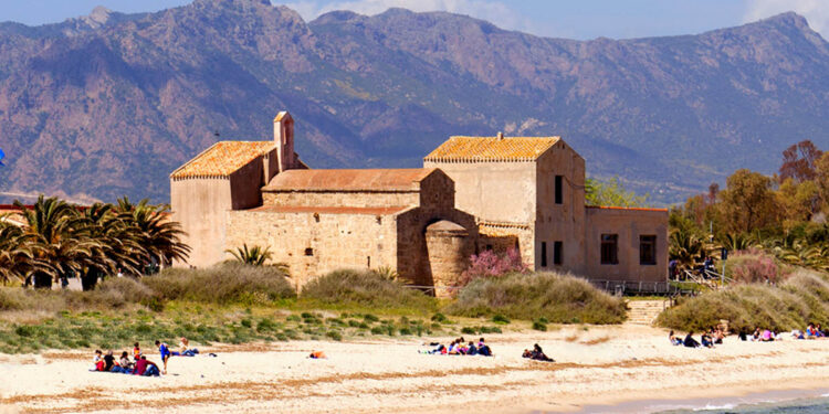 Spiaggia di Nora e chiesa di Sant'Efisio. ? Tramont_ana | Shutterstock. License: CC BY-NC-SA