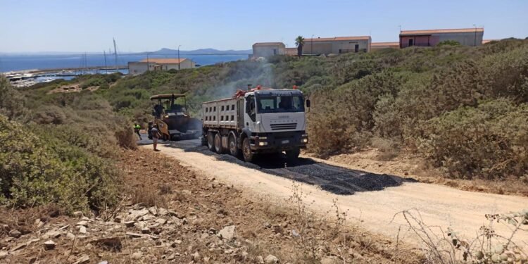 Stintino, lavori di bitumazione nella strada che collega il porto