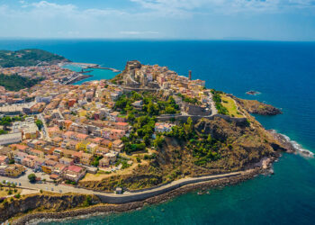 Veduta aerea di Castelsardo. 📷 Depositphotos