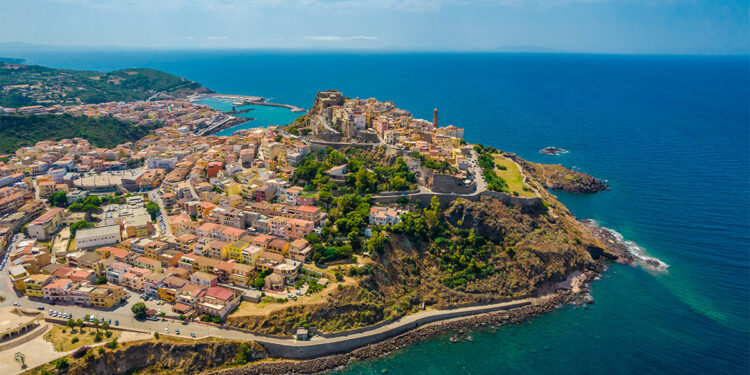 Veduta aerea di Castelsardo. 📷 Depositphotos