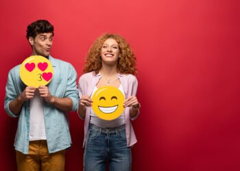 Coppia allegra che sorride e bacia segni emoji. ? Depositphotos