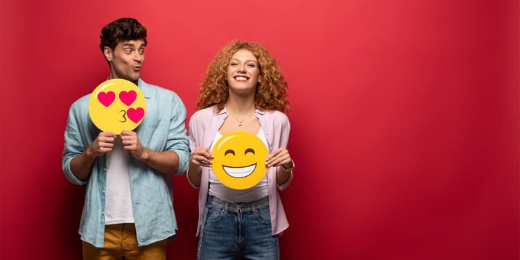 Coppia allegra che sorride e bacia segni emoji. ? Depositphotos