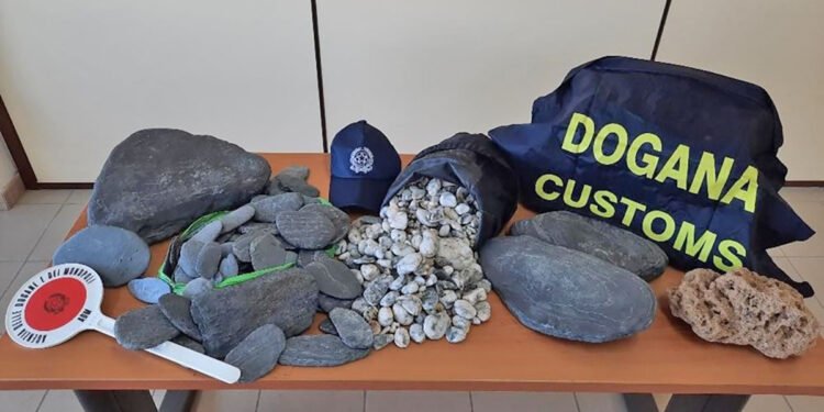 ADM, ciottoli e sassi sequestrati Porto Torres
