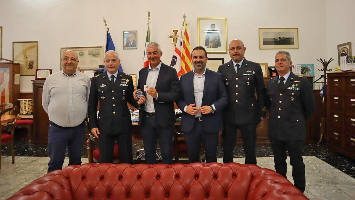 Alghero, la consegna al Sindaco del gioiello in corallo reduce dal viaggio spaziale