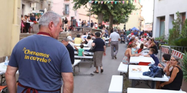 Cena in piazza a Chenamos in carrela, Villanova Monteleone